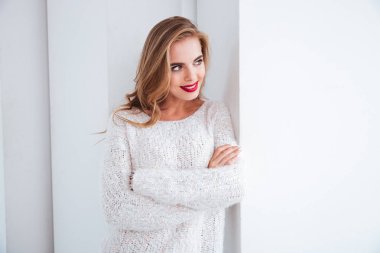 penceresine bakarak genç ve güzel bir kadın portresi