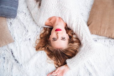 Kırmızı ruj ve kazak giyen bir kadın Üstten Görünüm