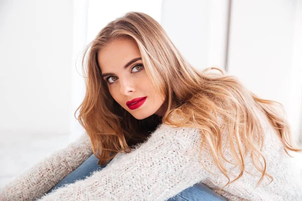 Portrait de belle femme blonde portant un pull et rouge à lèvres rouge — Photo