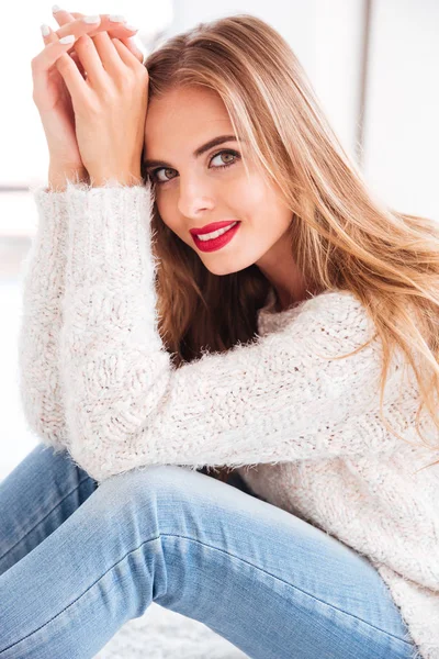 Retrato de uma linda mulher sorridente com batom vermelho sentado — Fotografia de Stock