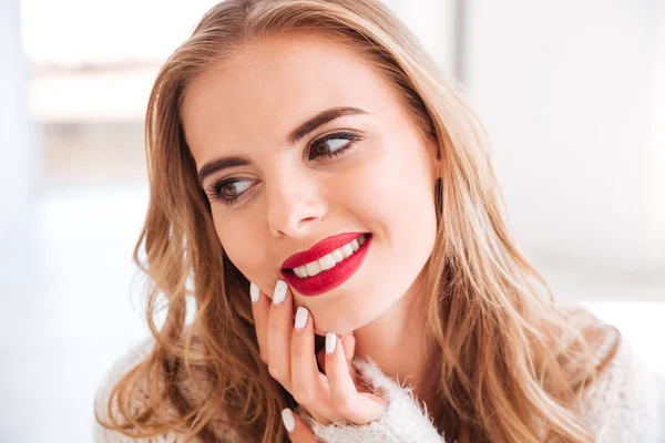 Retrato de uma mulher atraente sorridente com batom vermelho — Fotografia de Stock