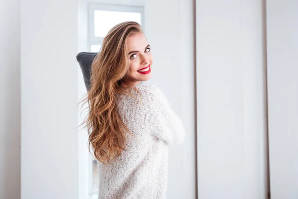 Feliz joven mujer luchando con almohada — Foto de Stock