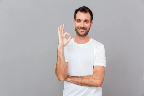 Homem casual feliz mostrando sinal ok com os dedos — Fotografia de Stock