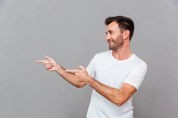 행복 한 캐주얼 남자 멀리 손가락을 가리키는의 초상화 — 스톡 사진