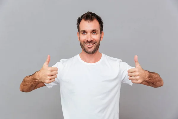 Feliz homem casual mostrando polegares para cima — Fotografia de Stock