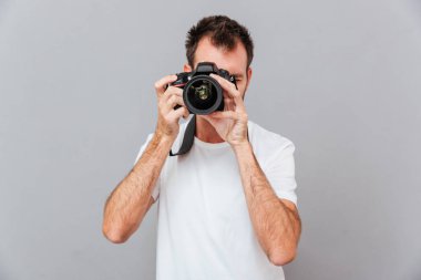 Kameralı genç bir fotoğrafçının portresi.