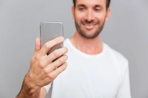 Portrait of a smiling man making selfie photo — Stock Photo, Image