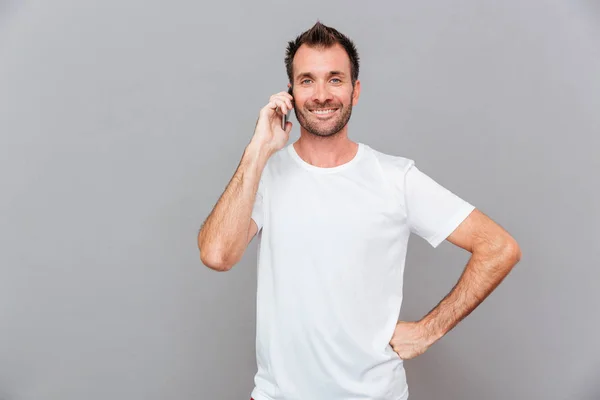 Souriant homme décontracté parler au téléphone — Photo