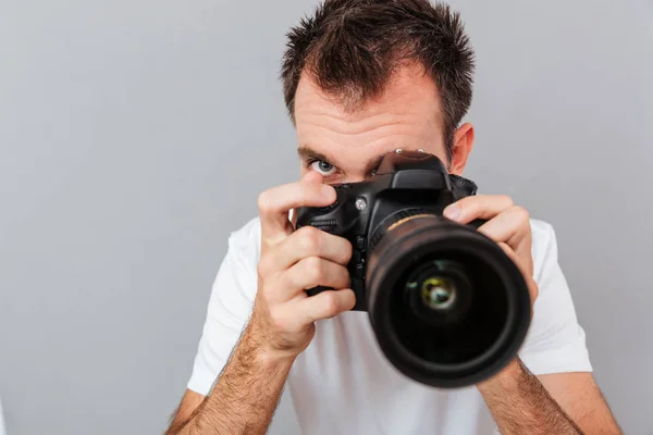 Porträt eines jungen Fotografen mit Kamera — Stockfoto