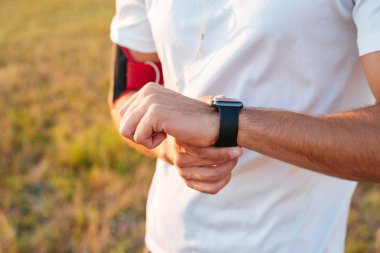 Spor erkek el smartwatch ile yakın çekim