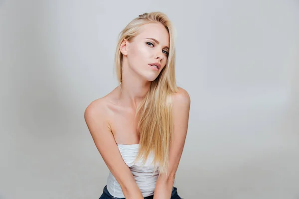 Junge blonde Frau mit schönem Gesicht schaut in die Kamera — Stockfoto