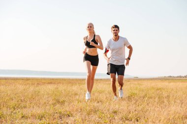Açık havada çalışan spor çift gülümseyen