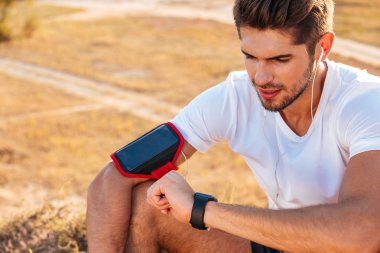 Oturma ve akıllı izle kullanarak genç sporcu konsantre