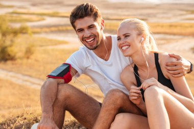 Şişe su ile birlikte dinlenme sağlıklı Çift