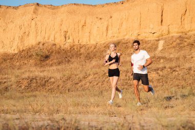 Atletik kadın runner ve birlikte çalışan erkek fitness modeli