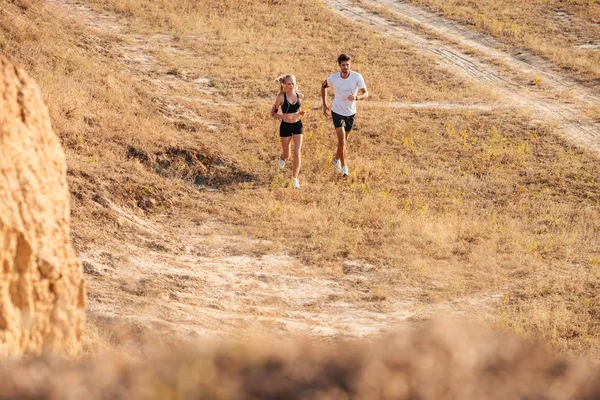 Joven fitness hombre y mujer haciendo footing sport —  Fotos de Stock