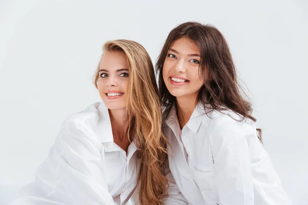 Retrato de cerca de dos amigas vestidas con camisas blancas —  Fotos de Stock