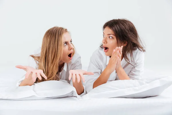 Vrouwen liggend op bed en kijken naar elkaar — Stockfoto