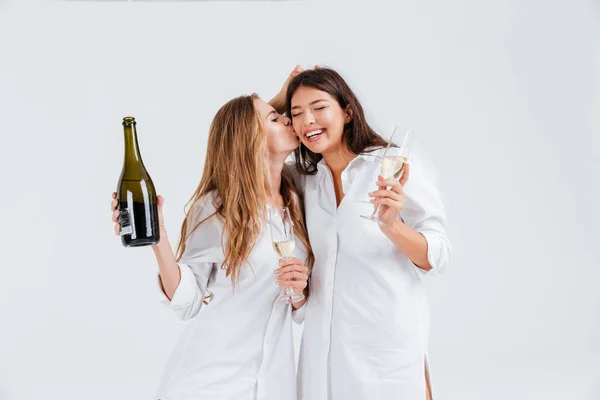 Dvě šťastné ženy mají Zásnubní párty s lahví šampaňského — Stock fotografie