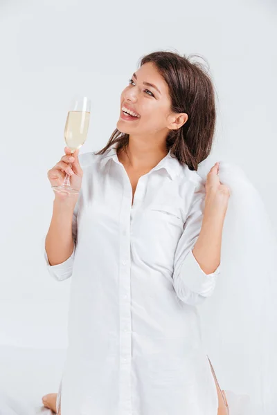 Bella giovane sposa avendo festa di fidanzamento e bere champagne — Foto Stock