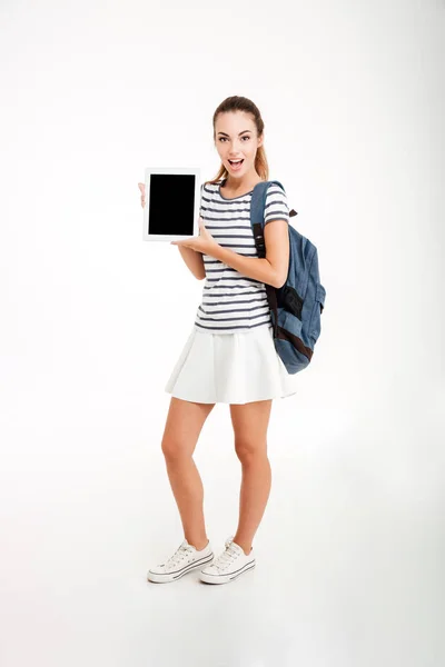 Studentessa sorridente che mostra lo schermo del tablet vuoto — Foto Stock
