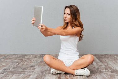 Gülümseyen casual kadın selfie fotoğraf tablet bilgisayar ile yapma