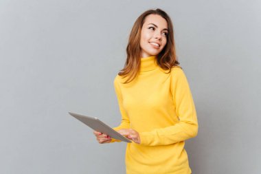 Tablet bilgisayar kullanarak ve uzak boşaltmak seyir gülümseyen kadın