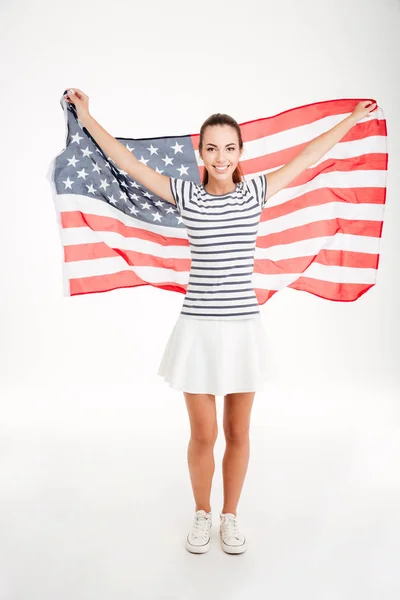 完全な長さの肖像画場合アメリカの国旗を保持している幸せな女の子 — ストック写真