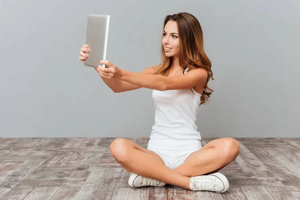 Lächelnde lässige Frau macht Selfie-Foto mit Tablet-Computer — Stockfoto