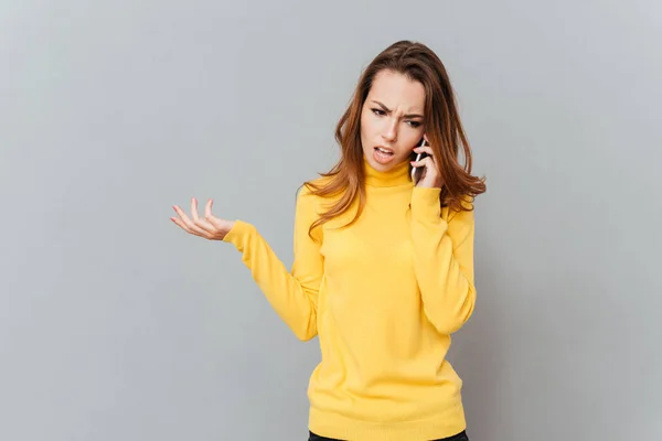 Mulher estressada infeliz falando no telefone celular — Fotografia de Stock