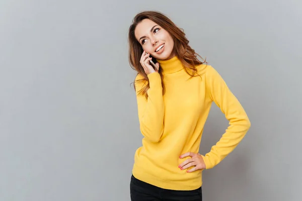 Mujer sonriente en suéter amarillo hablando por teléfono — Foto de Stock