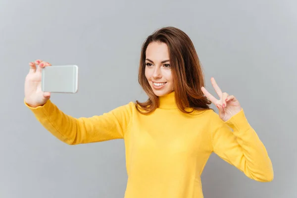 Śliczny zabawny młoda kobieta biorąc selfie z telefonu komórkowego — Zdjęcie stockowe