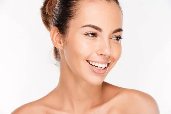 Retrato de beleza de uma mulher feliz com cuidados com a pele — Fotografia de Stock