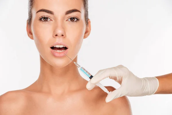 Rädda unga kvinna som tittar att ha skönhet injektion med spruta — Stockfoto