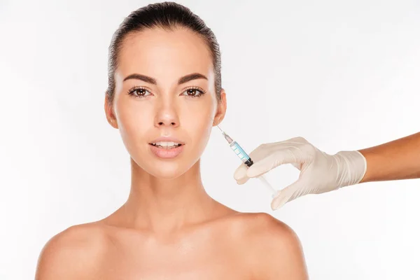 Vacker kvinna får skönhet injektion i ögonområdet med spruta — Stockfoto