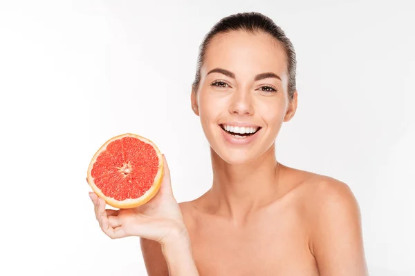Beauty portrait of a happy woman holding grapefruit — Stock Photo, Image