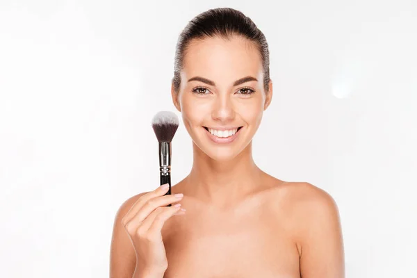 Belle jeune femme avec une brosse de maquillage — Photo