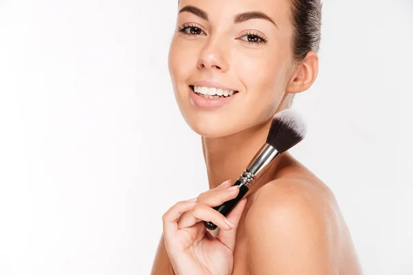 Attraktiv kvinna göra make-up på ansikte — Stockfoto