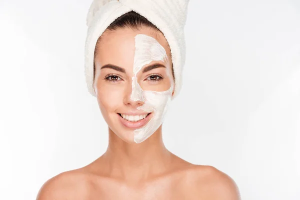 Retrato de una joven sonriente con mascarilla en la cara —  Fotos de Stock