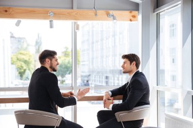 Ofiste konuşmak iki yakışıklı genç iş adamları