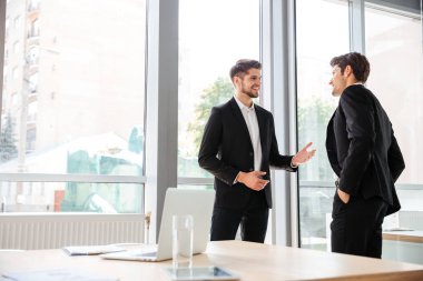 Ayakta ve ofisinde konuşmak iki iş adamları