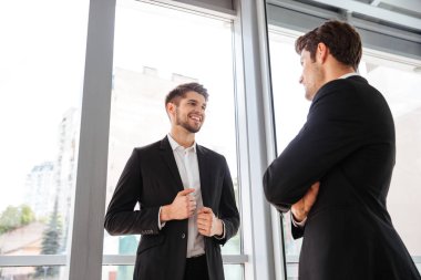 Ofiste konuşmak iki neşeli genç iş adamları