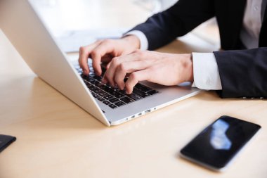 El laptop ve boş ekran cep telefonu kullanarak iş adamı