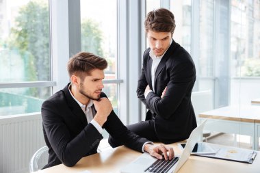 Ve dizüstü bilgisayar kullanma office birlikte çalışma iki iş adamları