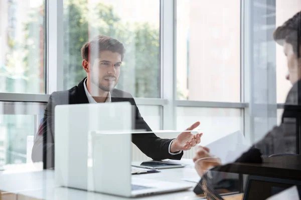 Dos hombres de negocios con portátil en la reunión de negocios — Foto de Stock