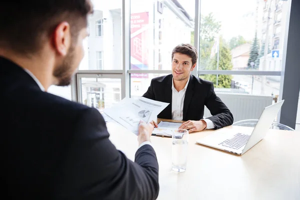 Dos jóvenes empresarios felices discutiendo el plan de negocios en la oficina —  Fotos de Stock