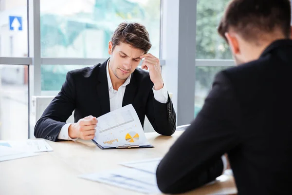 Dos hombres de negocios que trabajan con el plan de negocios en la oficina — Foto de Stock