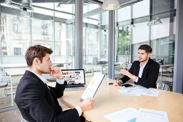 Két fiatal üzletemberek, üzleti tárgyalás tabletta és laptop használata — Stock Fotó