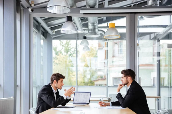 Dos hombres de negocios trabajando juntos en una reunión de negocios en la oficina — Foto de Stock