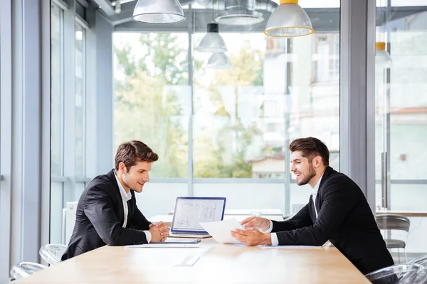 Két boldog üzletemberek dolgozik együtt használ laptop-üzleti találkozó — Stock Fotó